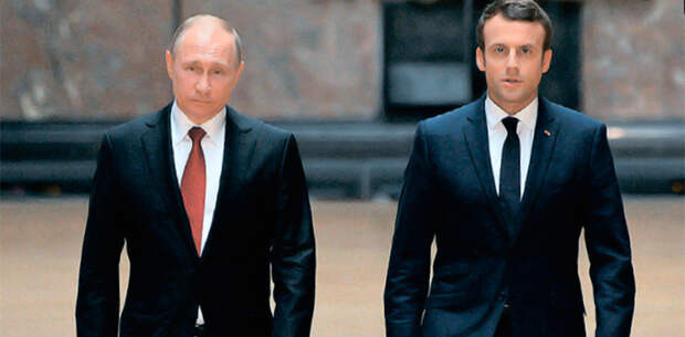 Президент России Владимир Путин (и президент Франции Эммануэль Макрон