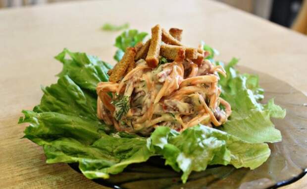 Пикантный салат с корейской морковкой, копчёной колбасой и сухариками. \ Фото: google.com. Пикантный салат с корейской морковкой, копчёной колбасой и сухариками. \ Фото: google.com.
