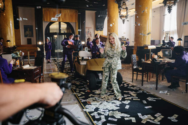 Лариса Долина исполнит песню Инстасамки в новогоднем фильме ТНТ Лариса Долина исполнит песню Инстасамки в новогоднем фильме ТНТ