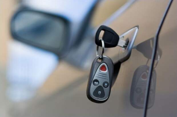 Забыв ключи, телефон или сумку в автомобиле, водитель сам привлекает воров.