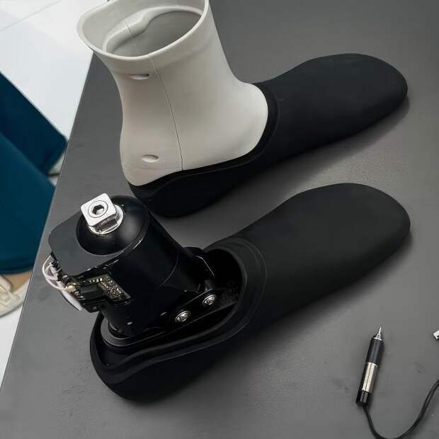 Молодые специалисты Ростеха создали гидравлическую стопу с микропроцессорным управлением