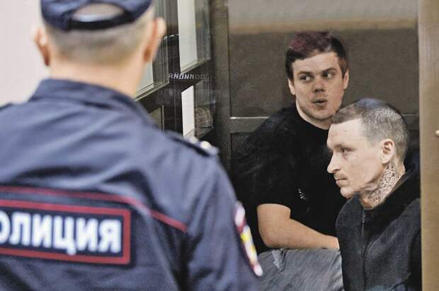 В случае, если приговор будет отменен, у Александра Кокорина (в центре) и Павла Мамаева (справа) есть все шансы доказать, что, сидя за решеткой, они потеряли огромные суммы. Фото: Кирилл ЗЫКОВ/Агентство городских новостей «Москва».