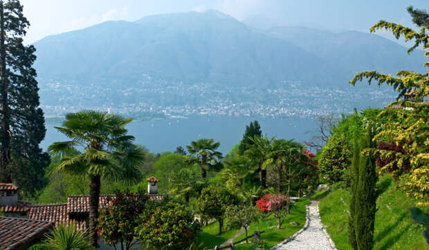 Клуб путешествий Павла Аксенова. Италия. Озеро Маджоре. View over Lago Maggiore with beautiful park. Фото  Евгений Муртола Depositphotos