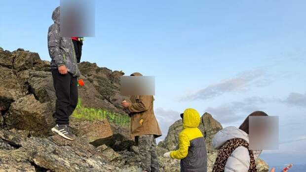 Жители алтайского села заставили туриста стирать оставленную им надпись на скалах