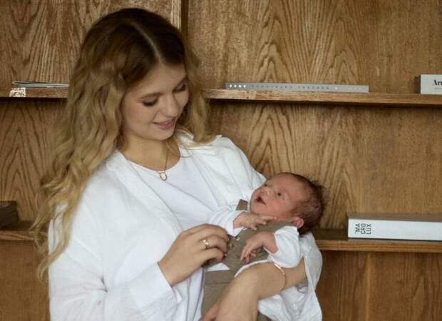 Фигуристка Трусова показала, как поменялся сын Миша за 5 месяцев: грудничок уже посетил несколько городов и «завёл» свой канал