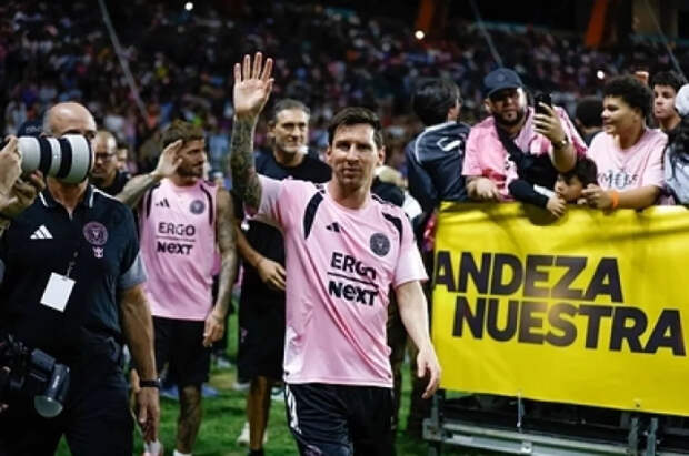 Болельщик прорвался на поле и повалил Месси во время матча в Пуэрто-Рико