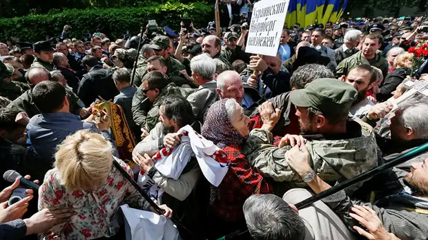 «Демонстративный вандализм»: как на Украине борются с советским наследием