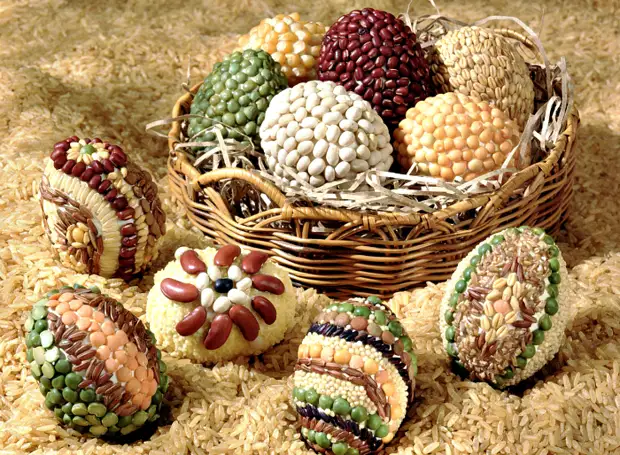 Яйца, украшенные зернами и крупами.