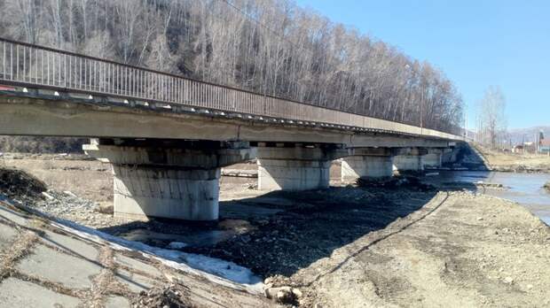 В Алтайском крае по нацпроекту ремонтируют мост, который ведет к популярным местам отдыха