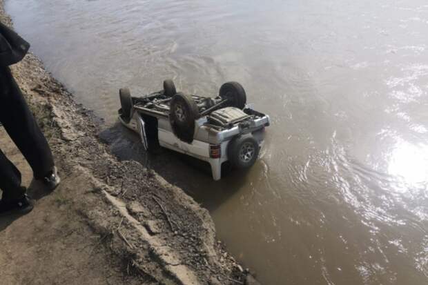 Внедорожник упал в реку, водитель погиб: ДТП в Уссурийске