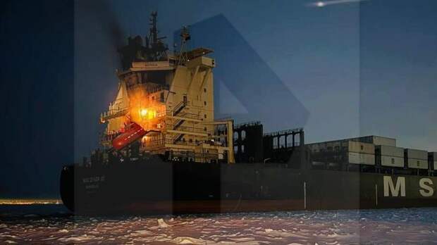 Контейнеровоз загорелся в акватории Санкт-Петербурга