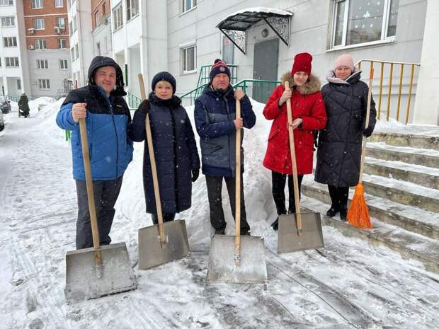 Путь к спортцентру на Псковской «освободили» от снега