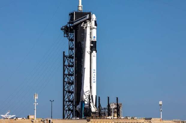 Ракета SpaceX Falcon 9 с космическим кораблём Crew Dragon на площадке LC-39А.