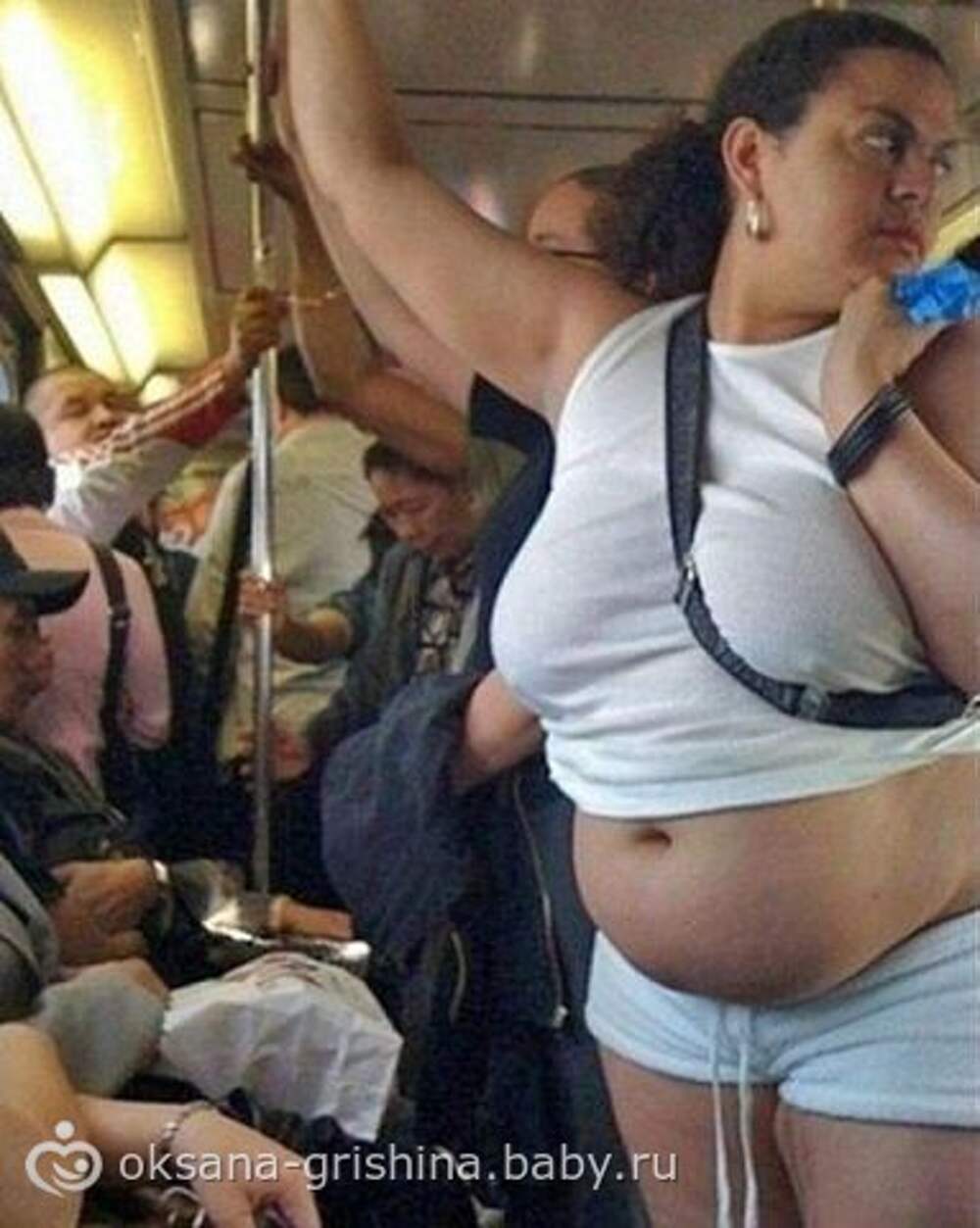 Толстая девушка в автобусе