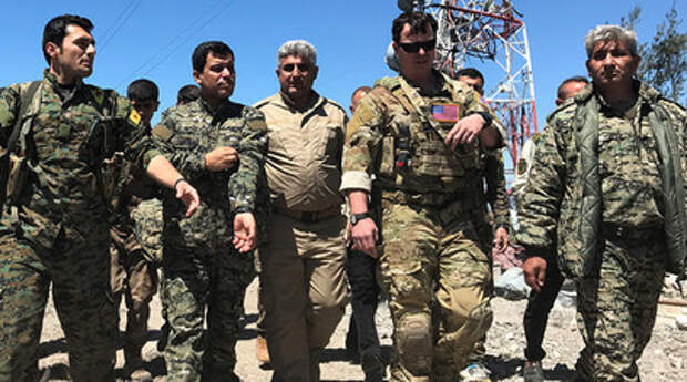 Военные США и бойцы курдских отрядов народной самообороны YPG