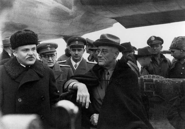 Павлов (второй слева) переводит разговор Молотова с Рузвельтом, который прилетел на конференцию в Ялту