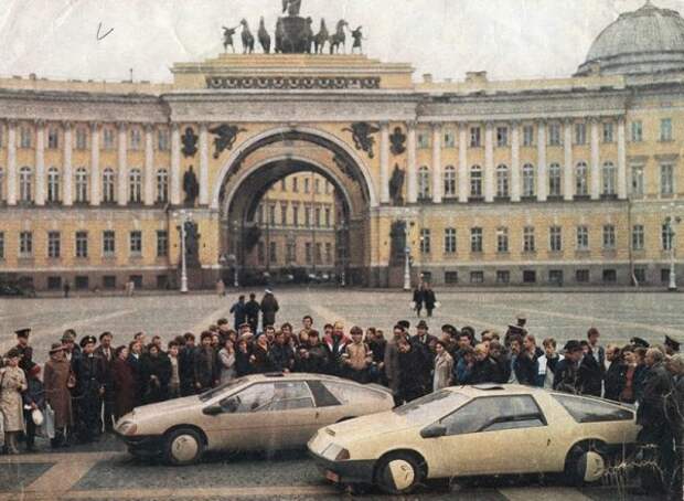 Эти две машины, вполне современные, похожие на начало 80-х, на самом деле были собраны в Ленинграде двумя студентами - Дмитрием Парфеновым и Геннадием Хаиновым. Одна называется «Лаура», а другая - «Калиакра» (да, в честь болгарского черноморского мыса). В отличие от многих других советских самоделок, в которых заменен только кузов, это фактически совершенно новые модели - с передним приводом, передними стойками, купе из стеклопластика и пенополистирола, установленного на трубчатой раме, и даже с электронным модулем для выбора оптимальный режим. на ходу.