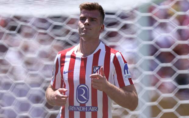 Нападающего «Атлетико» Серлота унесли с поля на носилках после столкновения головами