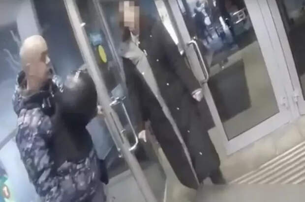 «Не дали выпить пиво»: девушка грозилась утопиться в аквапарке