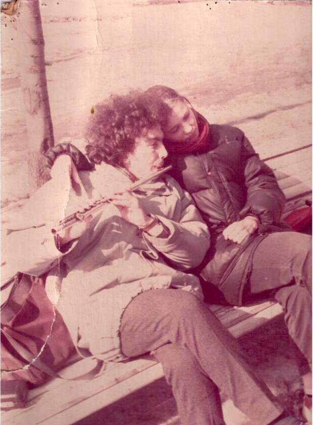 Мой старший брат играет на флейте в одном из скверов на Красногвардейских прудах, Москва, ранняя весна 1988 года. Эта фотография даже попала в газету, жаль, что вырезки нет под рукой, она у родителей. Прислал «Гриня».jpg