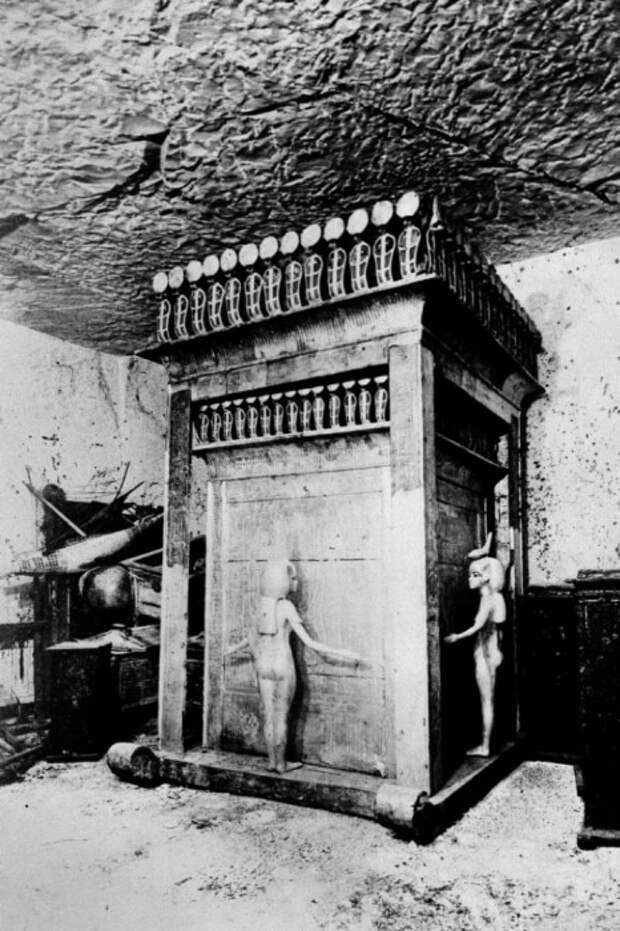 Ковчег Тутанхамона, где хранились сосуды с его внутренностями. 