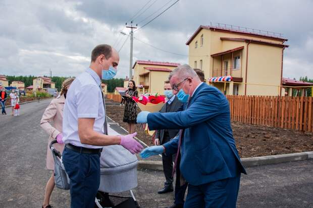 Новый День: Семьи работников АО Святогор получили ключи от новых домов (ФОТО)