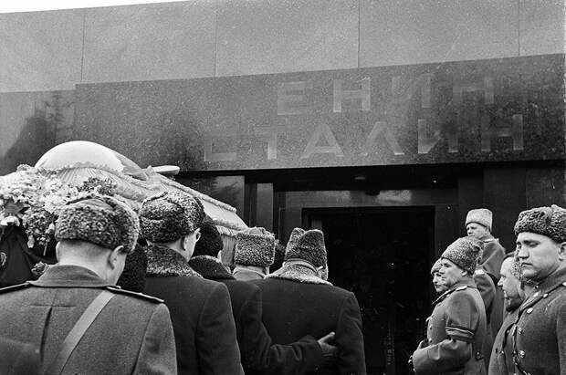 Stalin-umer-vnosyat-v-mavzolej.jpg