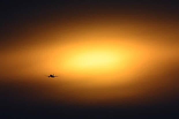 Военный самолет с грузом денег рухнул на шоссе в Боливии