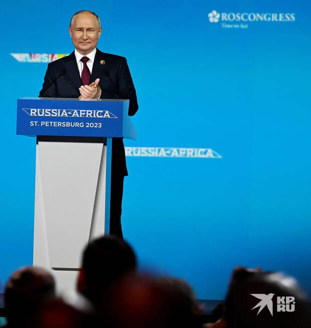Президент России тепло приветствовал гостей форума.
