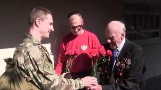Военные поздравили дошедшего до Берлина ветерана ВОВ из Горловки