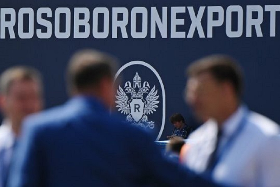 Россия почти перестала продавать оружие за доллары