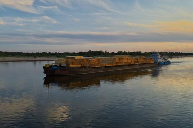 В страхе захода русских кораблей Украина перегородила баржами Южный Буг