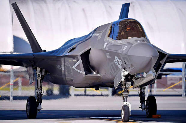 Стоянки, забитые браком: как на самом деле выглядят феноменальные объёмы производства F-35