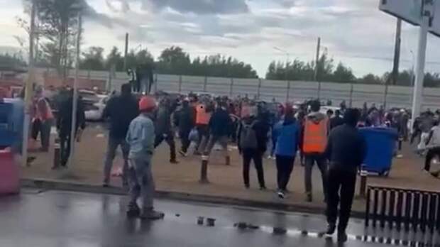 кадры массовой драки возле Лахта - центра в Питере