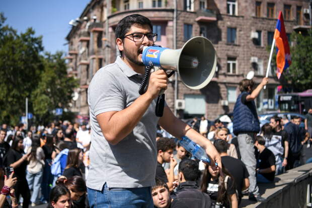 РИАН: Военнослужащие-контрактники присоединились к протесту в Армении