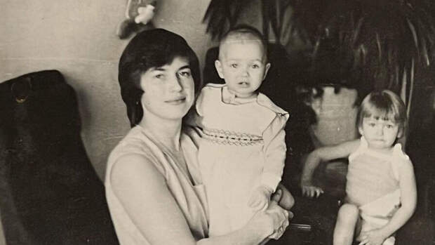 Ирина Шейк опубликовала архивное фото с матерью и сестрой