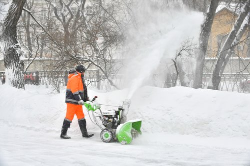 На Учинской убрали заносы снега