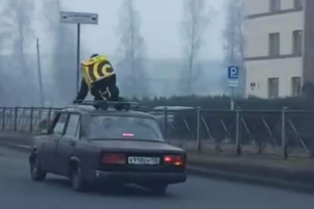 В Петербурге на видео попало, как курьер перевозил еду на крыше Lada