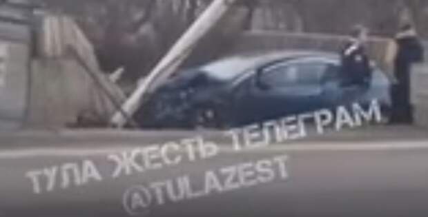 На трассе М-2 в Тульской области Opel и Mitsubishi попали в серьезное ДТП