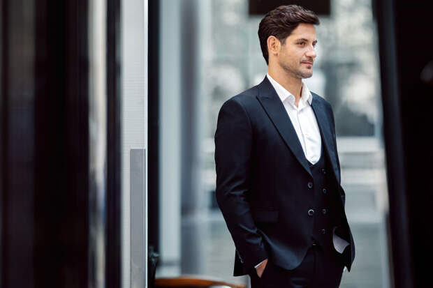 Актер Марк Богатырев раскрыл, что уже девять лет занимается йогой