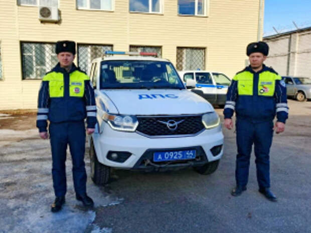 В Костромской области инспекторы ДПС сопроводили в медучреждение автомобиль, пассажир которого почувствовал себя плохо