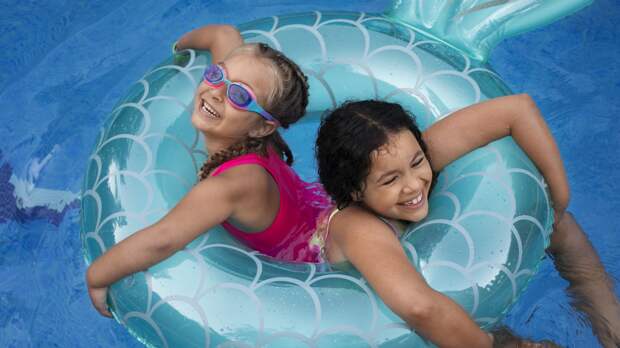 Водные процедуры: 5 необходимых упражнений в бассейне для детей перед отпуском