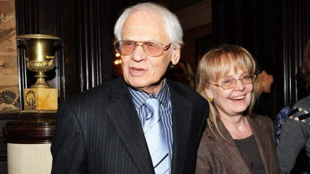 «Он не должен оставаться в том аду»: в 56 лет Наталия Белохвостикова с 80-летним мужем усыновила 3-летнего мальчика