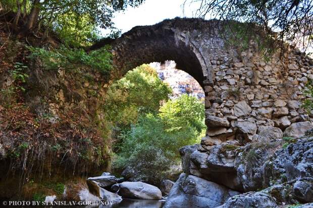 В царстве камней, мха и воды: почему стоит побывать в ущелье Унот в Нагорном Карабахе