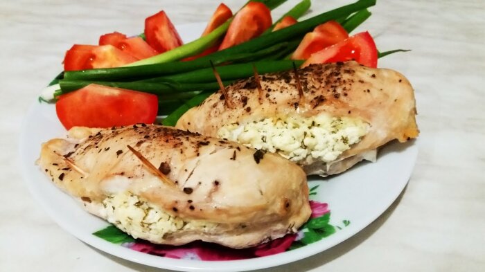 Фаршированное куриное филе. \ Фото: youtube.com.