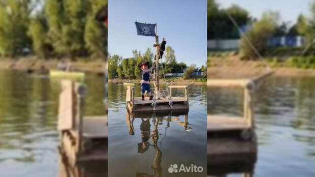 В Барнауле выставили на продажу "пиратский" плот с деревянной ногой в комплекте
