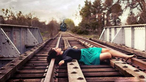 Женщина прыгнула под поезд… и исчезла