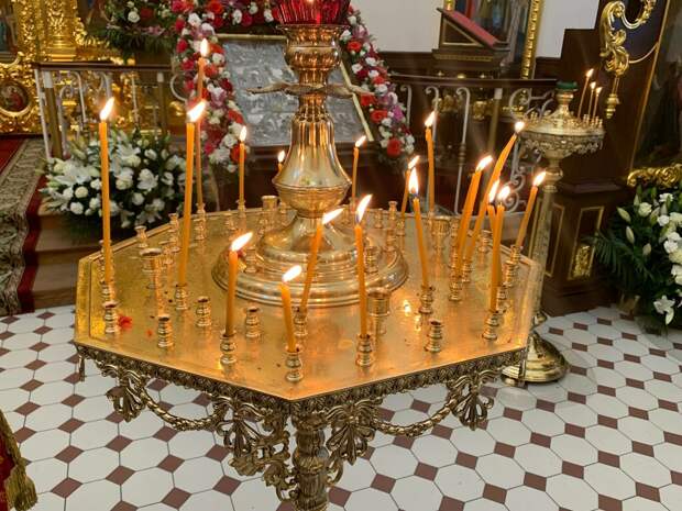 В Казанском соборе Петербурга прошло главное богослужение в пасхальную ночь