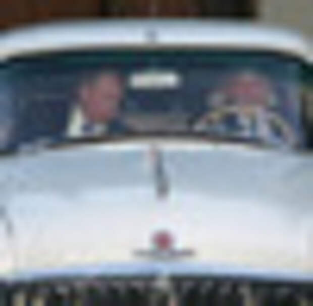 Владимир Путин провел автоинструктаж для Джорджа Буша. Фото: Константин Завражин