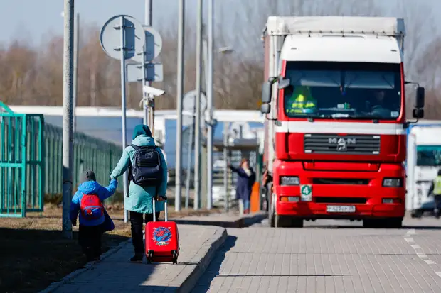 В Литве из-за наплыва беженцев начнут досматривать автобусы из Польши